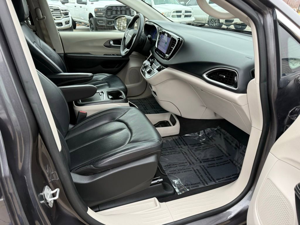 Used 2022 Chrysler Pacifica Touring-L image 27