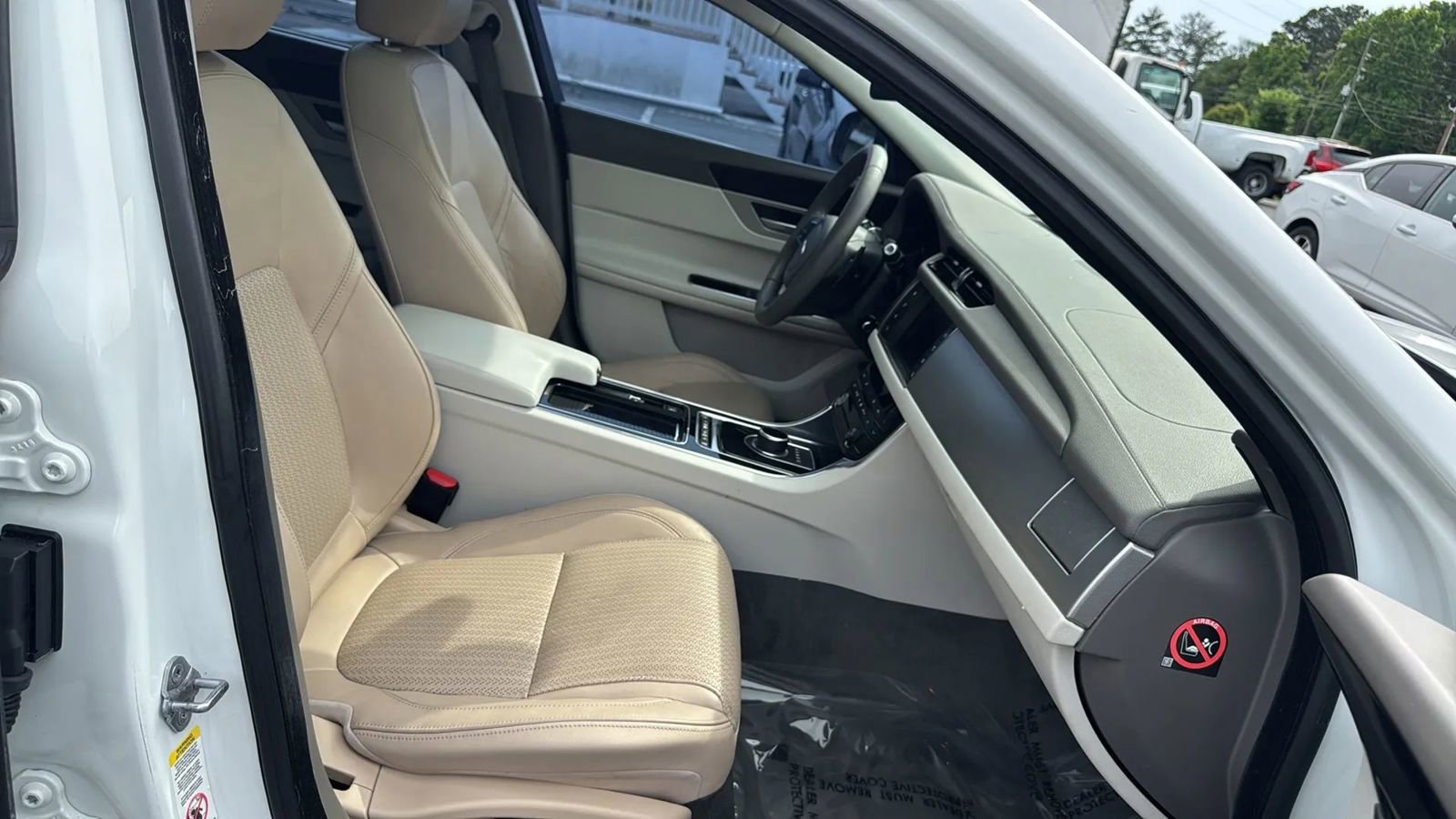 Used 2017 Jaguar XF Premium RWD image 9