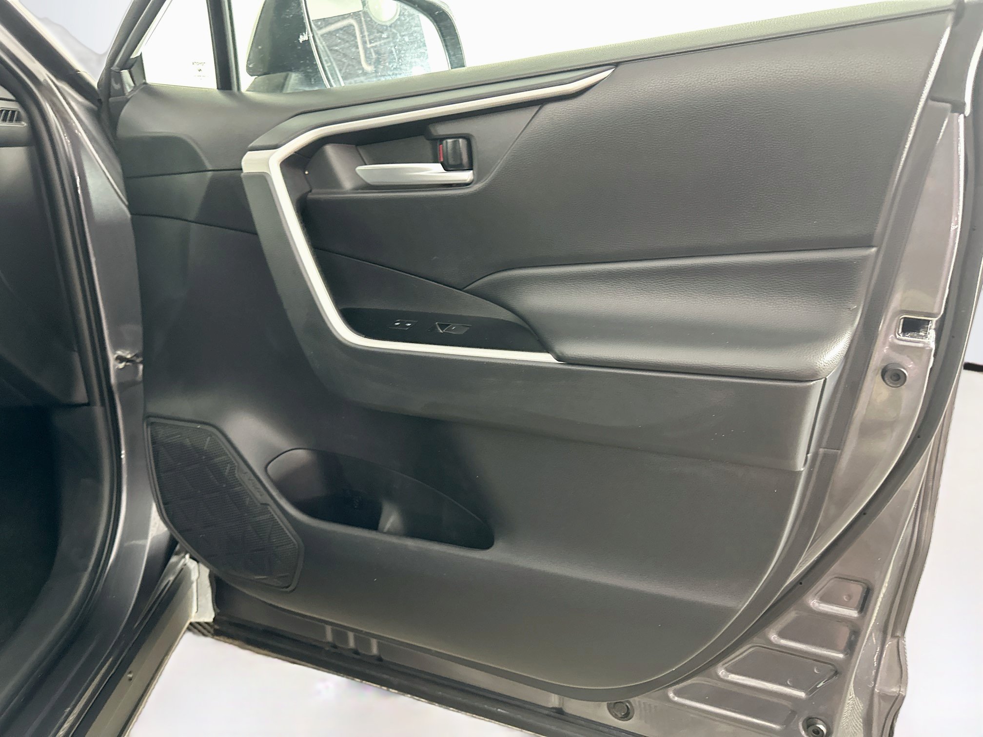 Used 2025 Toyota RAV4 XLE AWD/4WD image 31