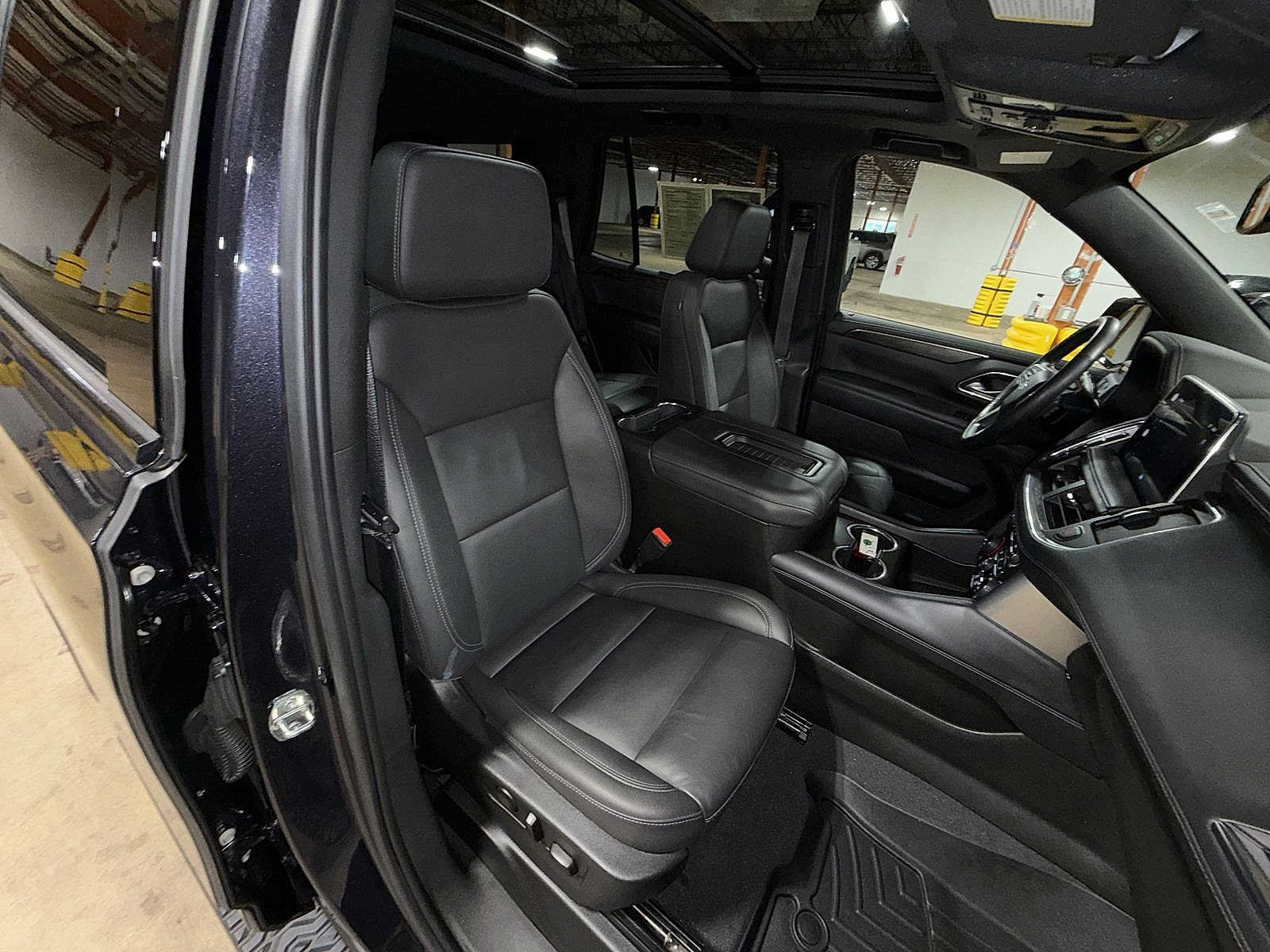 Used 2022 Chevrolet Tahoe Z71 w/ Luxury Package AWD/4WD image 16