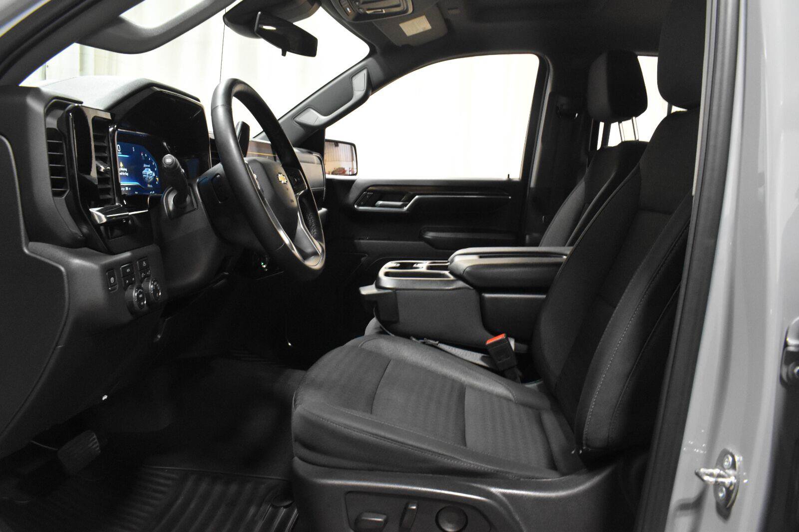 Used 2024 Chevrolet Silverado 1500 LT AWD/4WD image 3