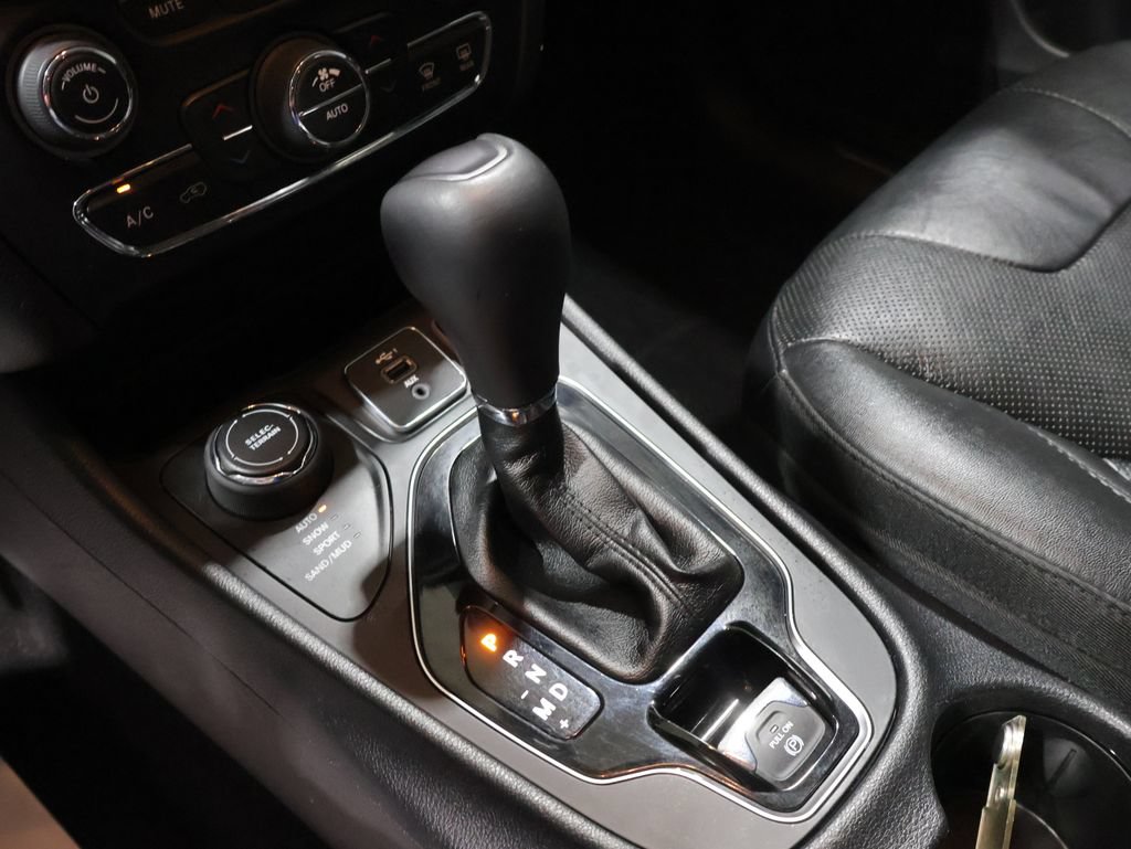 Used 2020 Jeep Cherokee Limited AWD/4WD image 27
