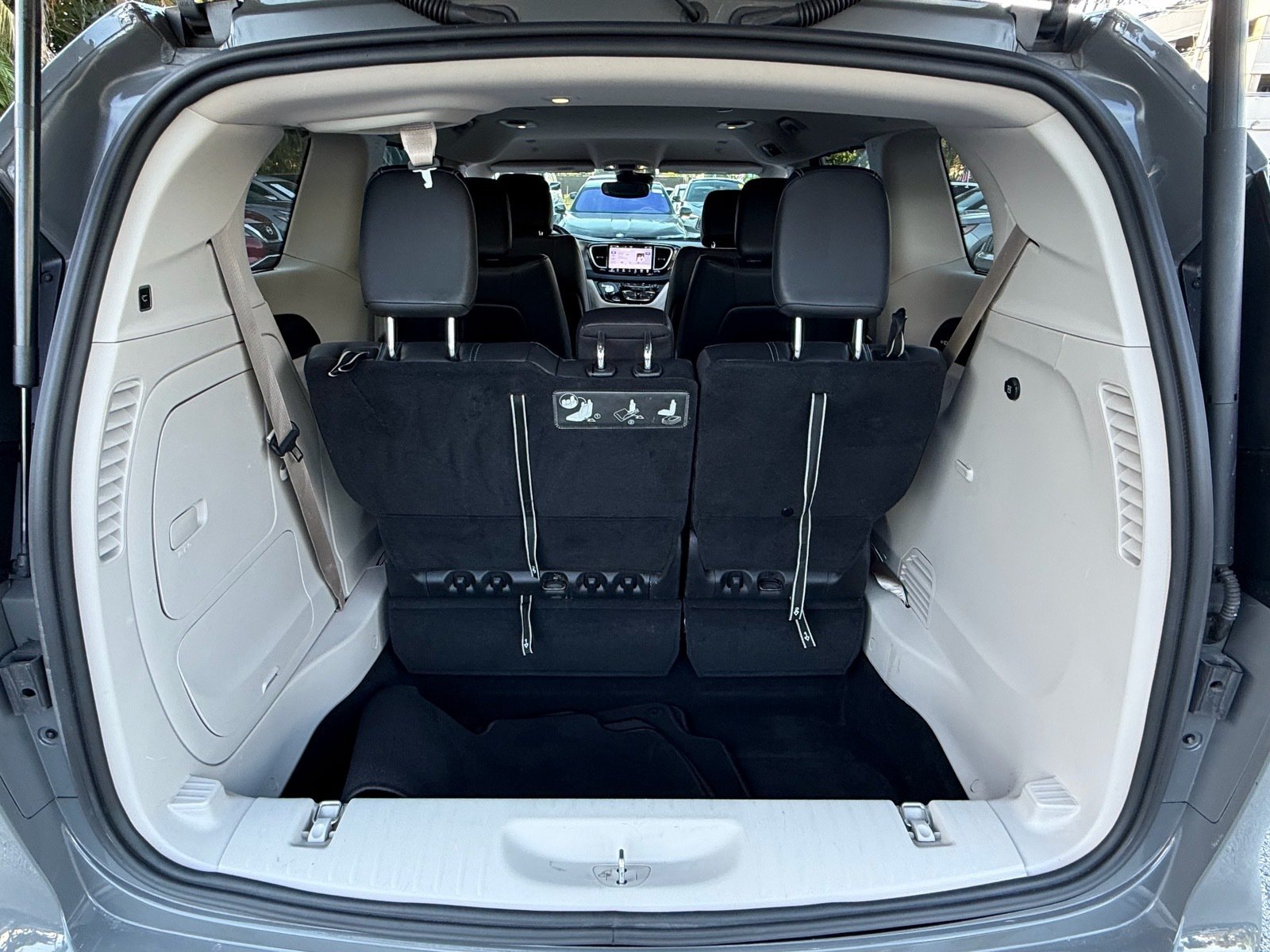 Used 2021 Chrysler Pacifica Touring-L FWD image 17