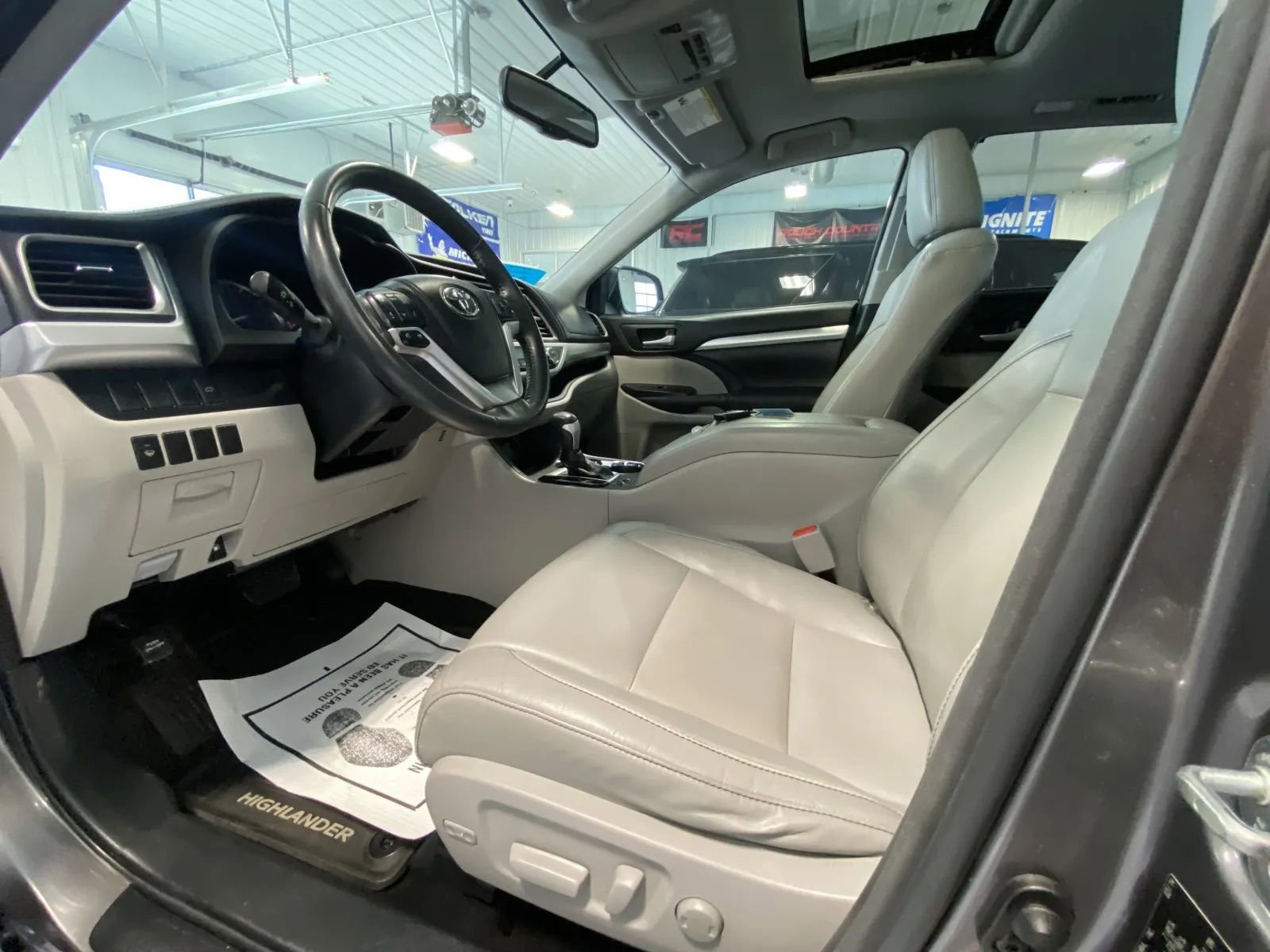 Used 2014 Toyota Highlander XLE AWD/4WD image 9