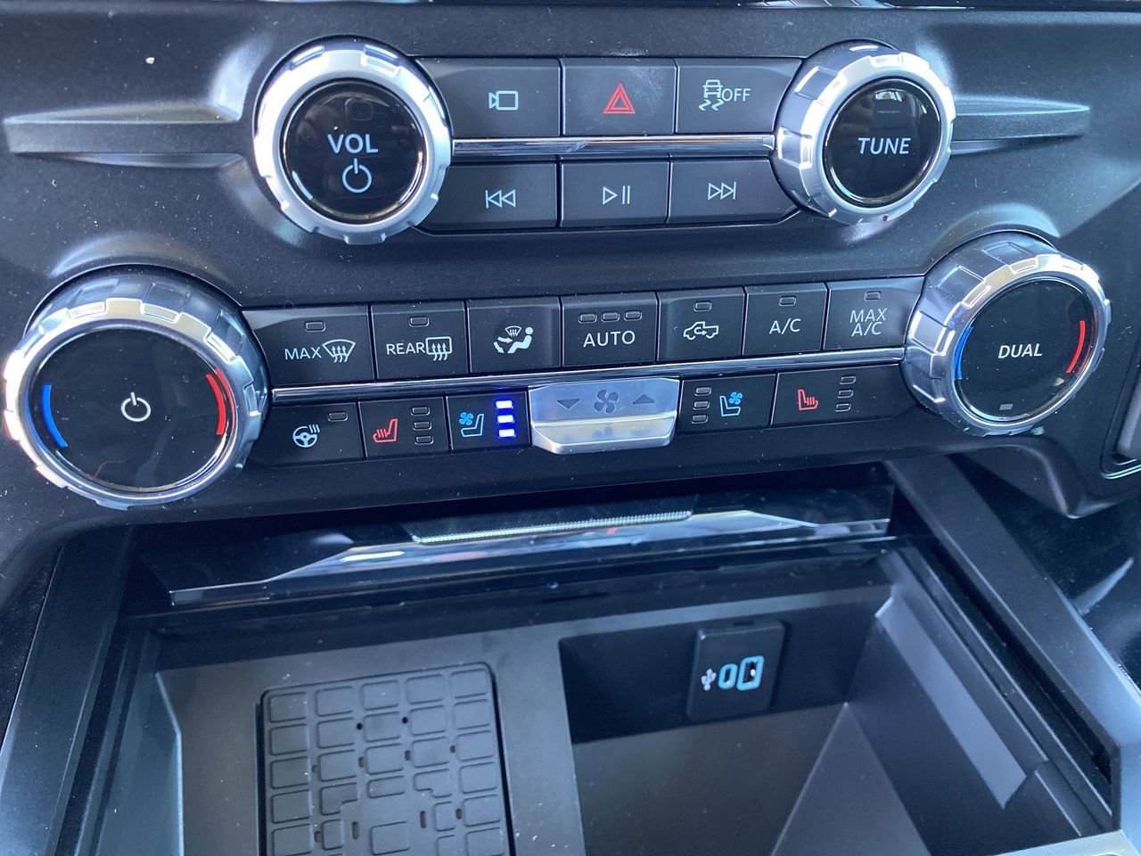 New 2026 Ford F250 Lariat w/ Black Appearance Package image 26