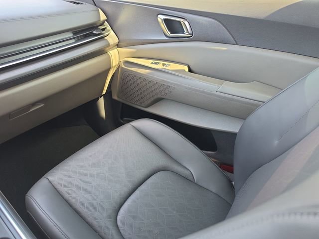 Used 2025 Kia Carnival EX image 26