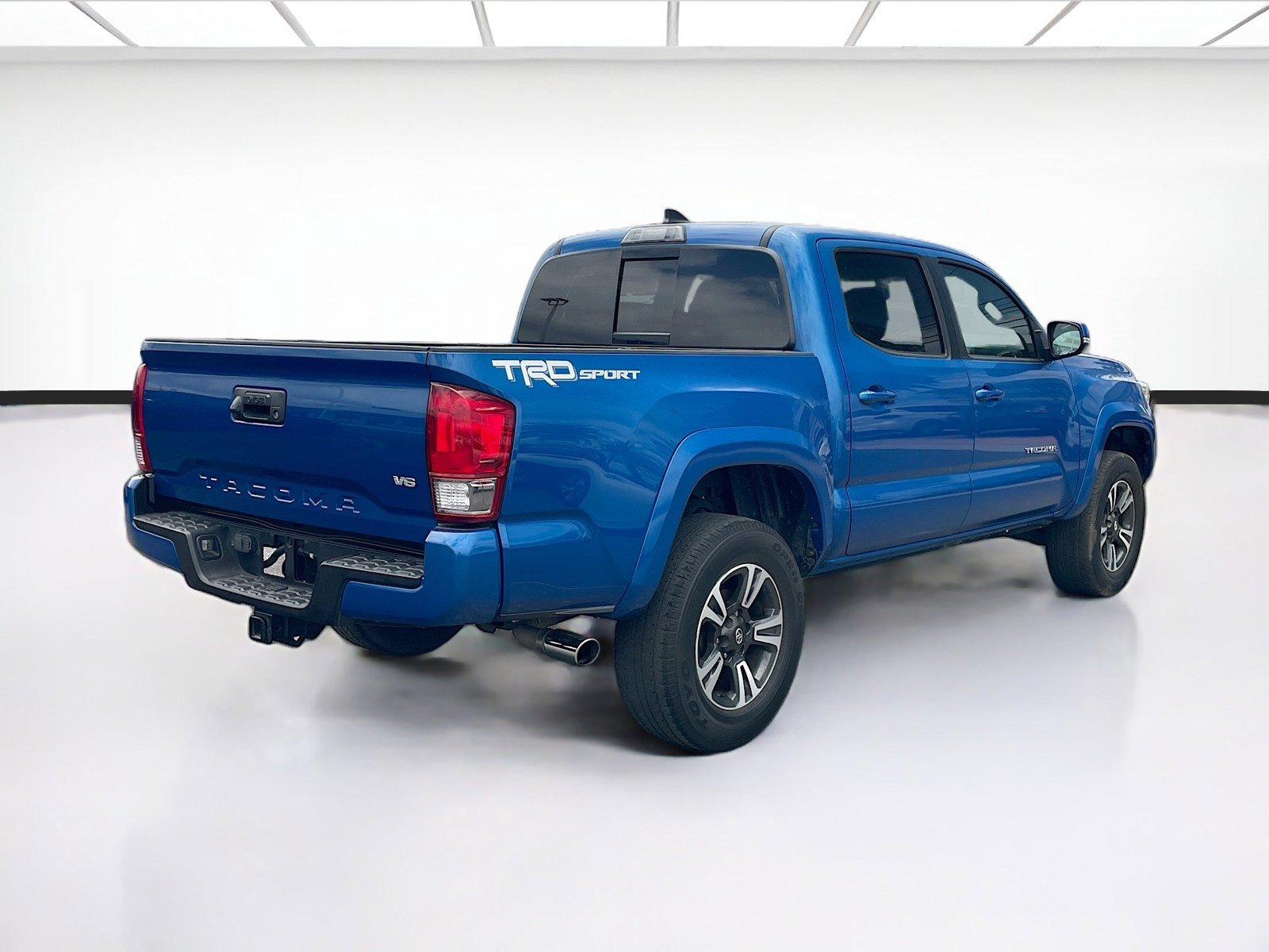 Used 2017 Toyota Tacoma TRD Sport w/ Tow Package RWD image 4