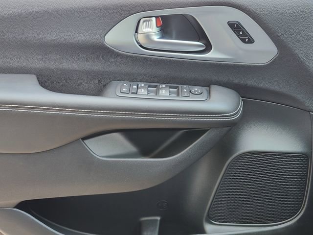 New 2026 Chrysler Pacifica Limited FWD image 17
