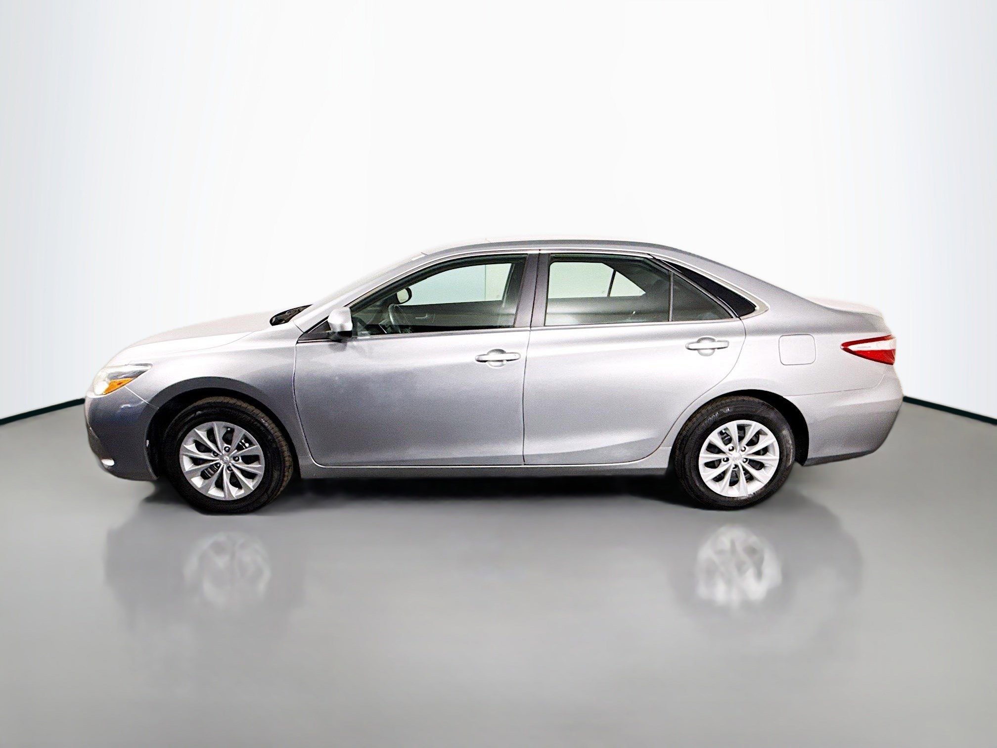 Used 2017 Toyota Camry LE image 6