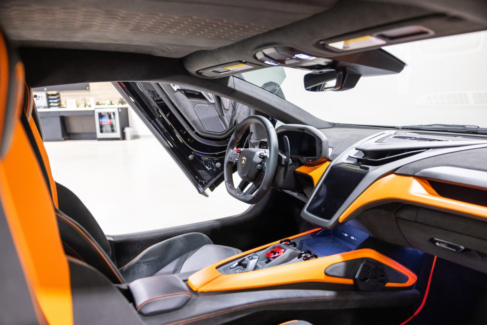 Used 2025 Lamborghini Revuelto image 39