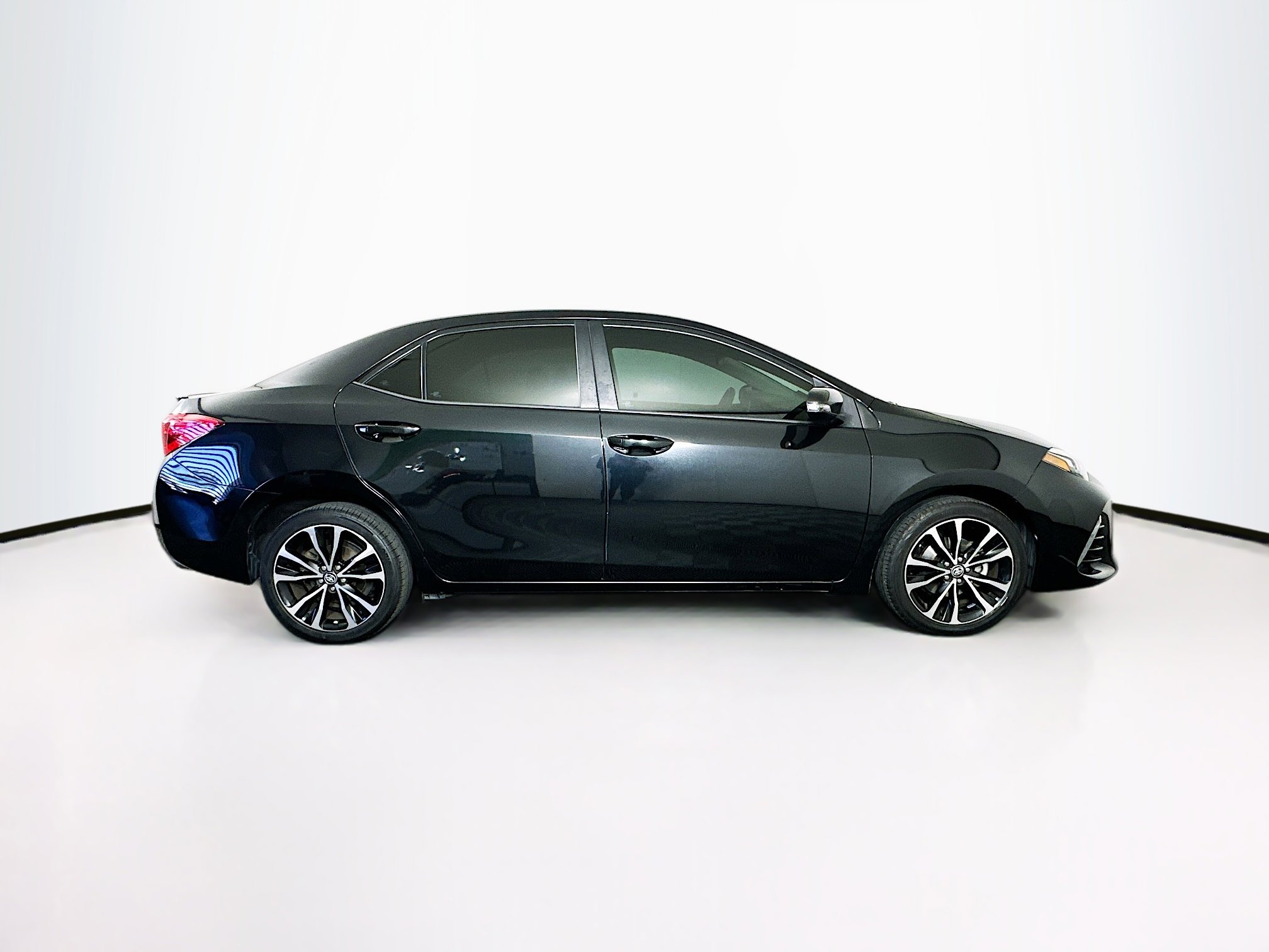 Used 2018 Toyota Corolla SE w/ SE Premium Package FWD image 10