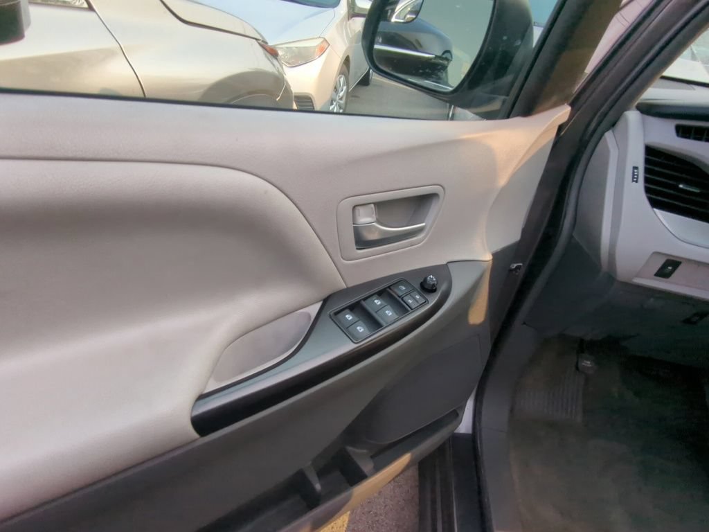Used 2016 Toyota Sienna LE AWD/4WD image 8