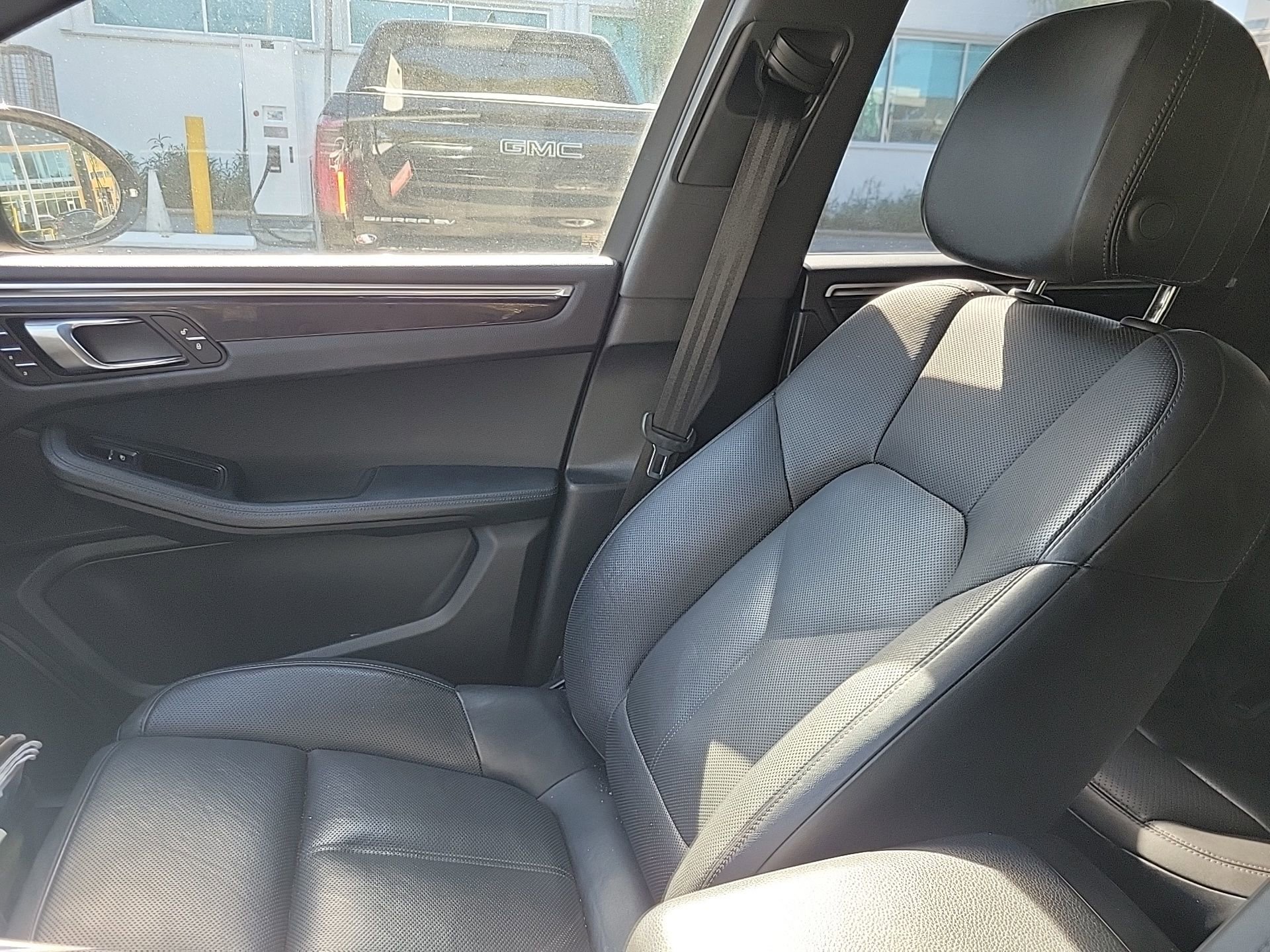 Used 2018 Porsche Macan S image 26