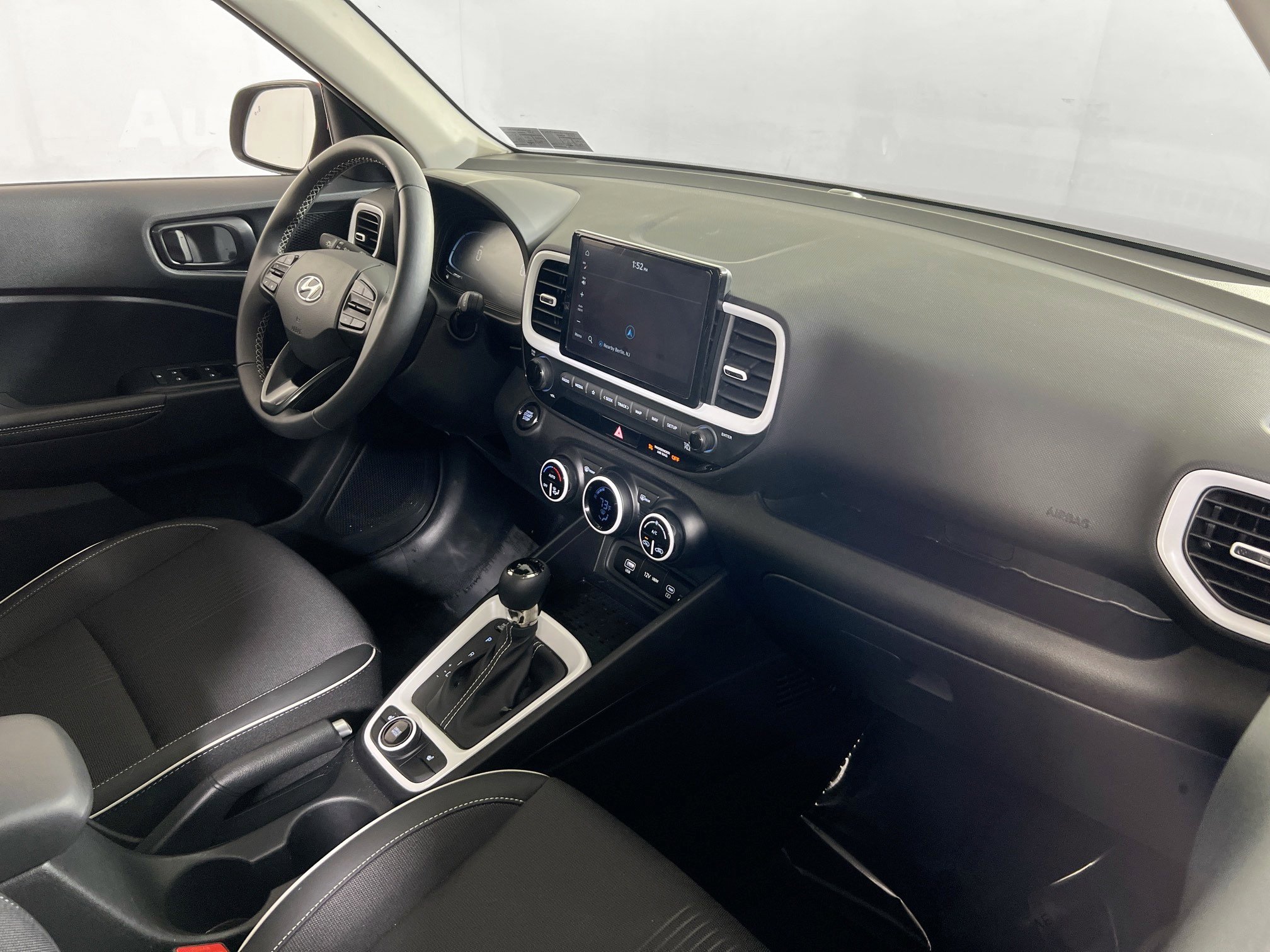 Used 2024 Hyundai Venue Limited image 27