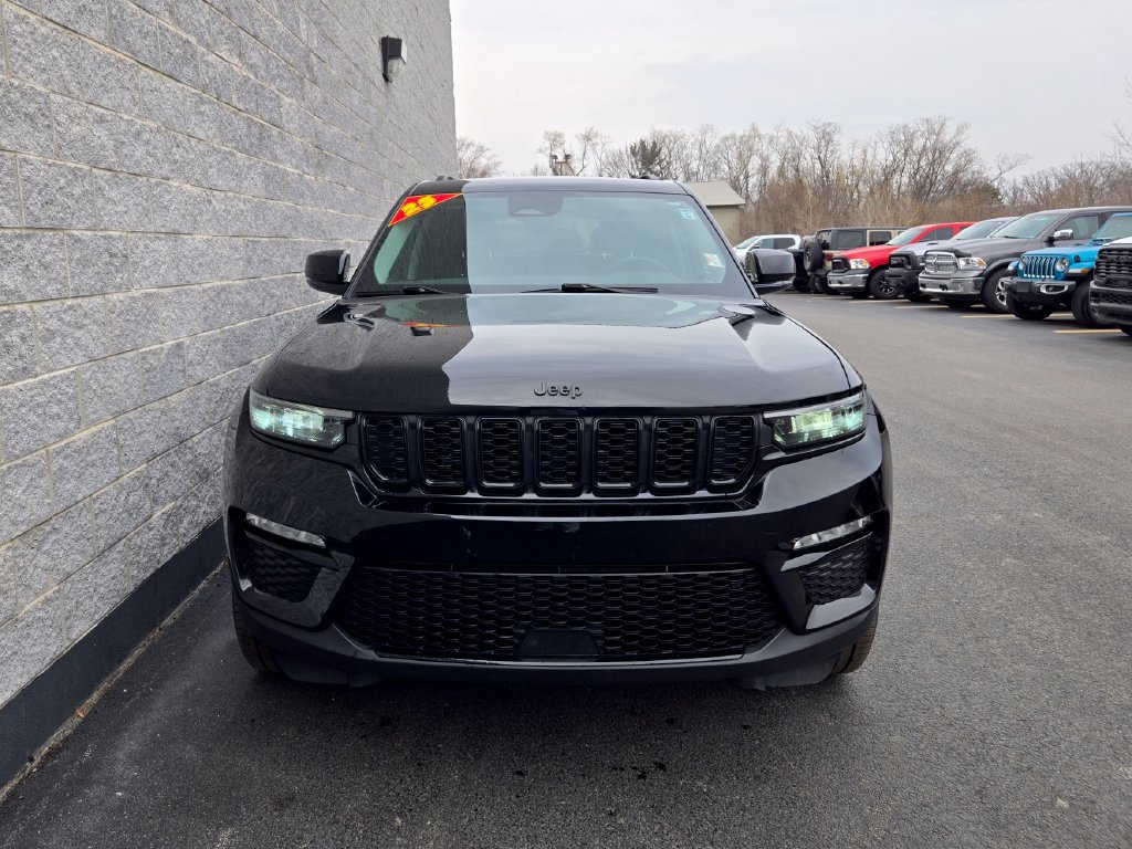 Used 2023 Jeep Grand Cherokee Limited w/ Black Appearance Package AWD/4WD image 8