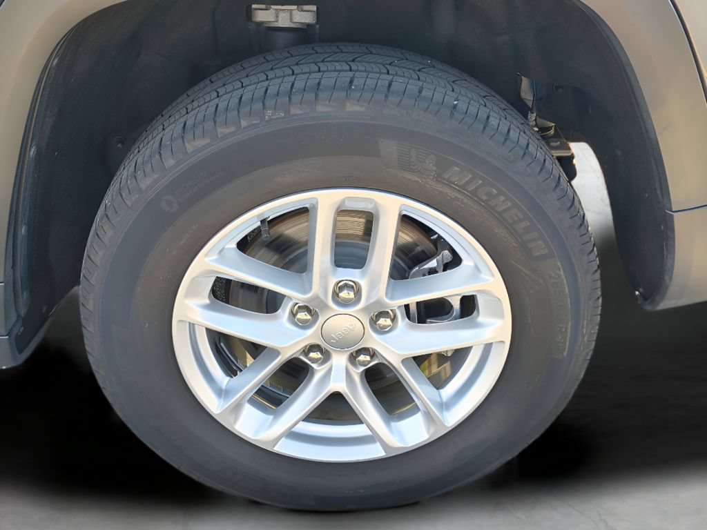 Used 2024 Jeep Grand Cherokee L Laredo AWD/4WD image 3