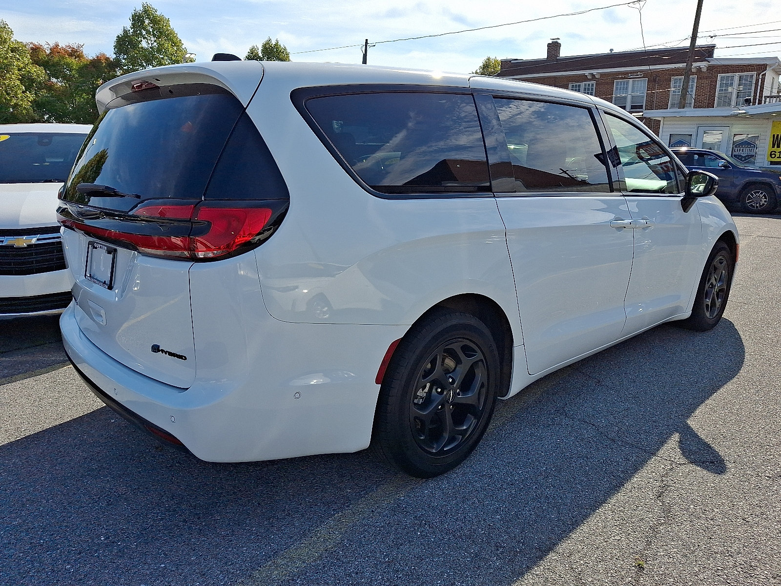 Used 2024 Chrysler Pacifica Limited FWD image 4