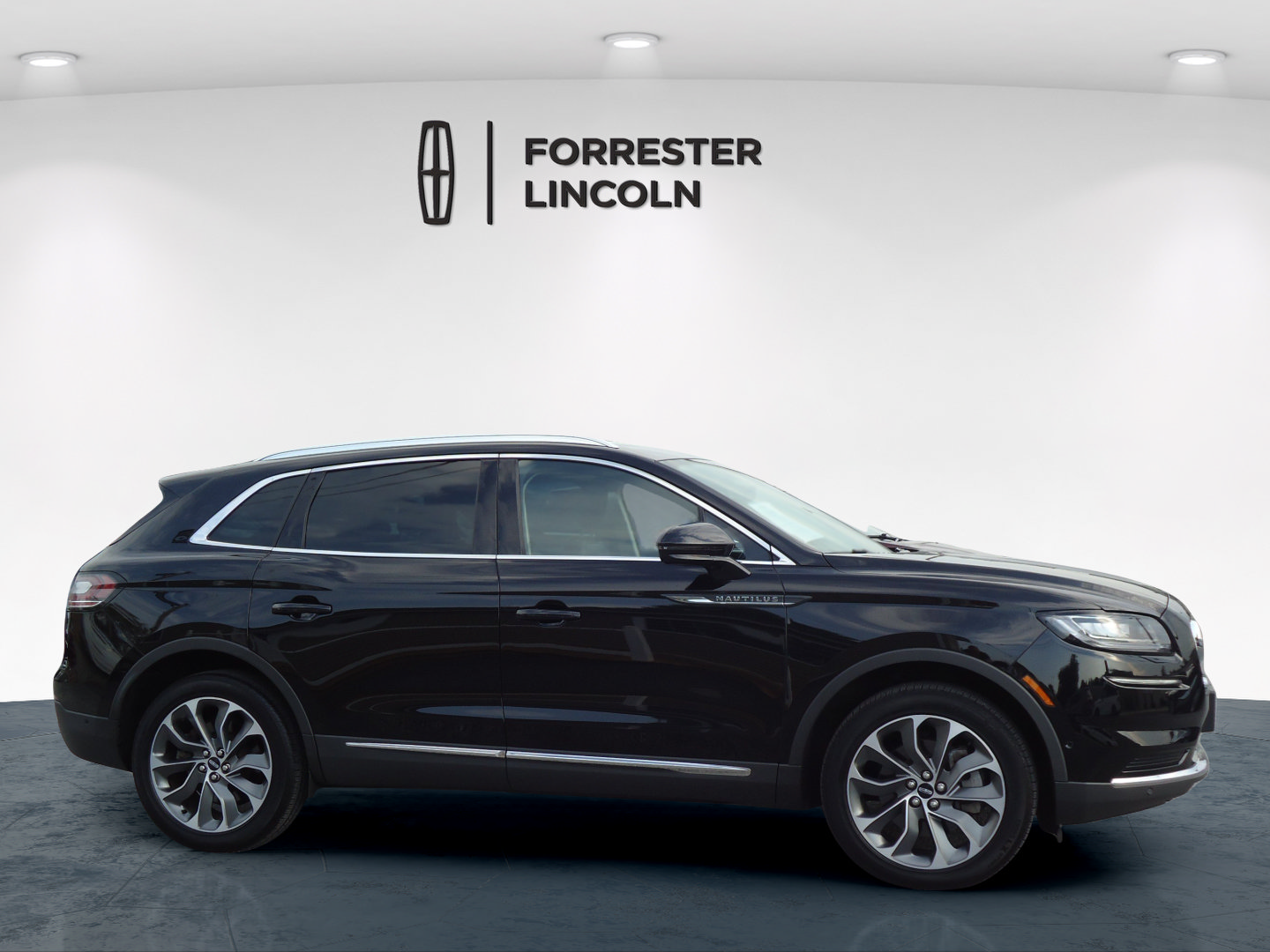 Used 2023 Lincoln Nautilus Reserve w/ Equipment Group 201A AWD/4WD image 2