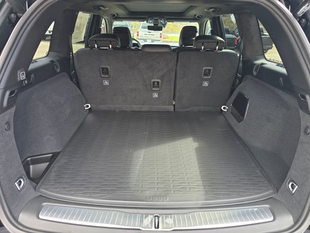 New 2025 Jeep Grand Cherokee Summit image 16