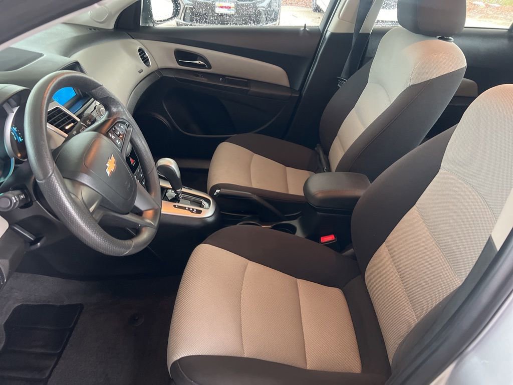 Used 2015 Chevrolet Cruze LS FWD image 4