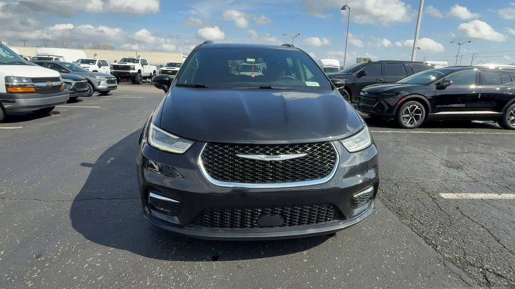 Used 2022 Chrysler Pacifica Touring FWD image 3