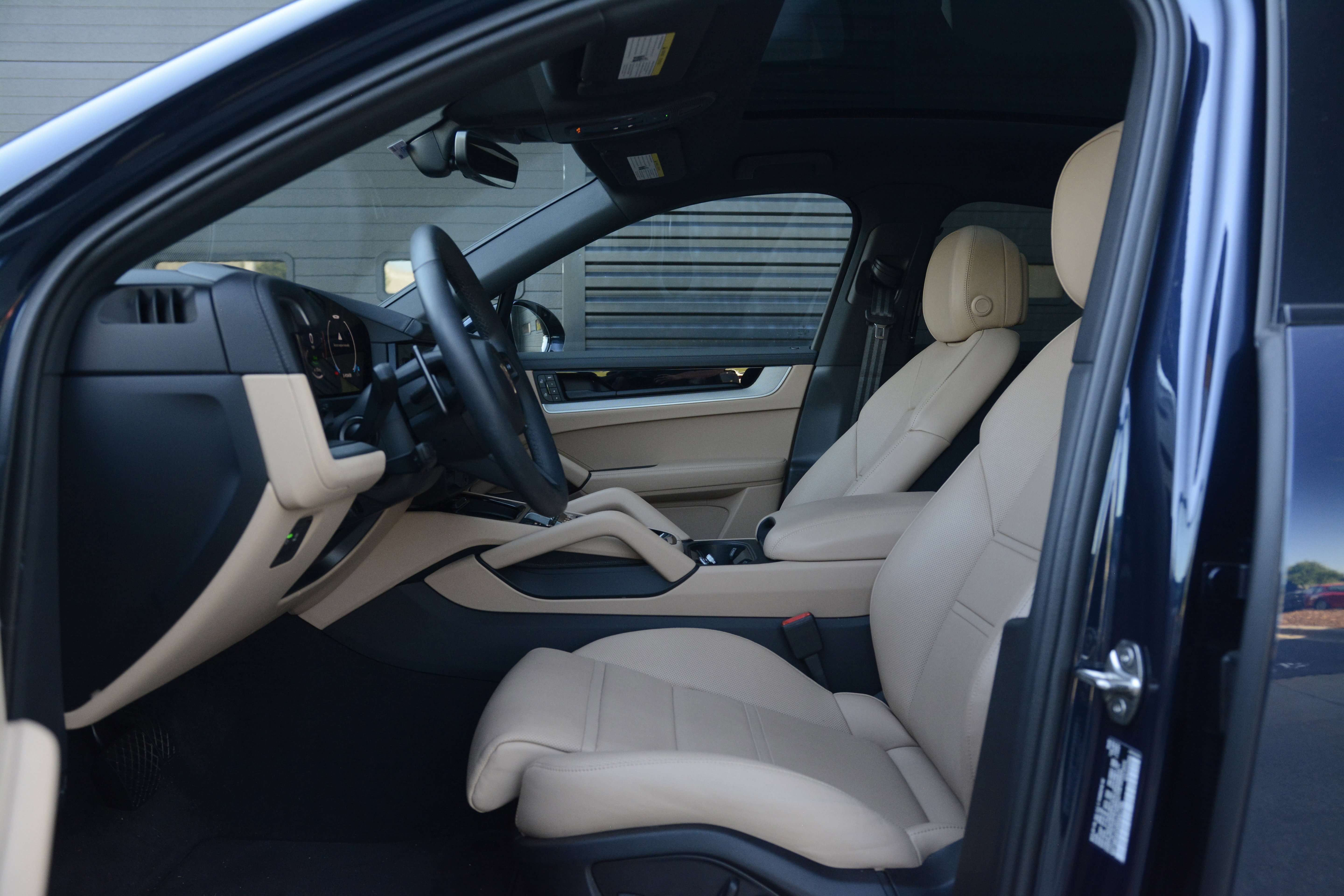 Certified 2025 Porsche Cayenne E-Hybrid Coupe AWD/4WD image 15