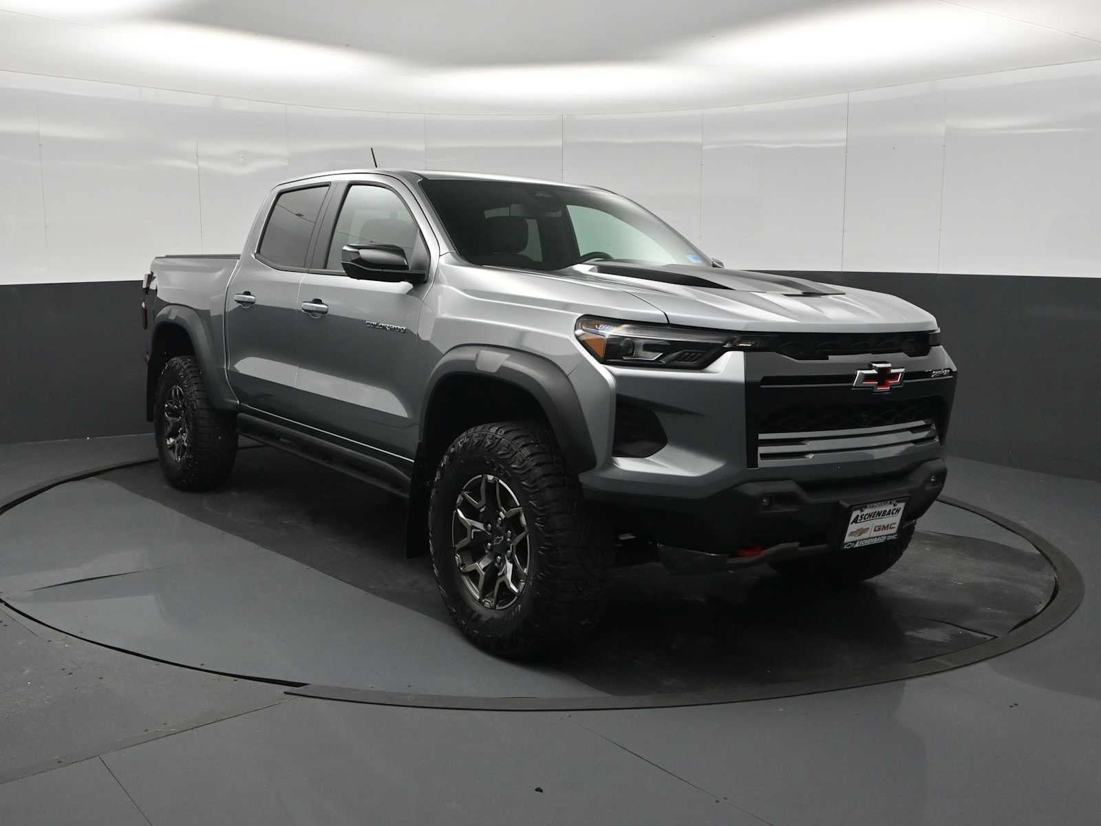 Used 2024 Chevrolet Colorado ZR2 w/ ZR2 Convenience Package III AWD/4WD image 2