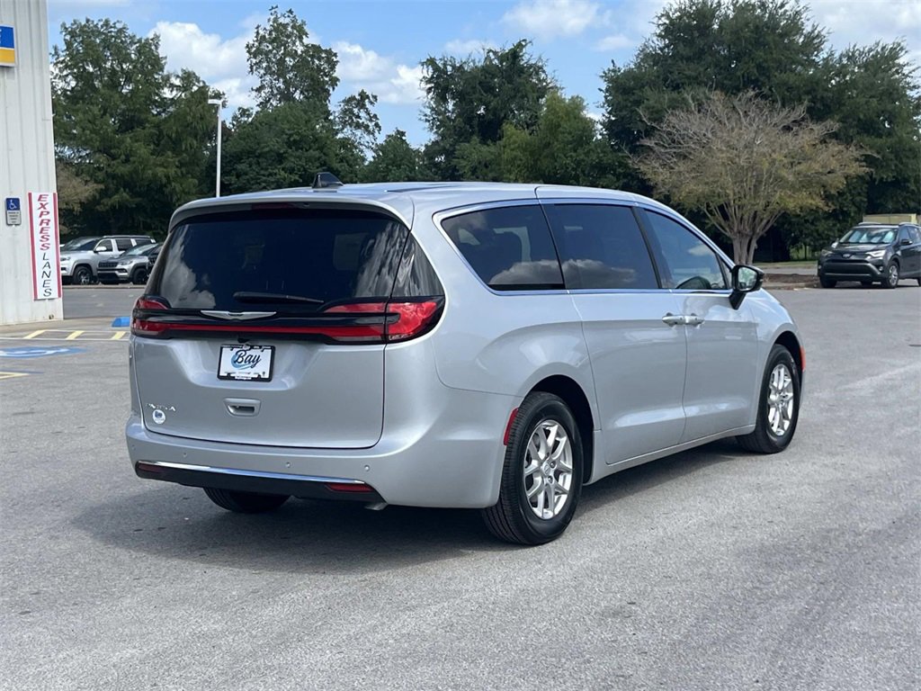 New 2026 Chrysler Pacifica Select image 5