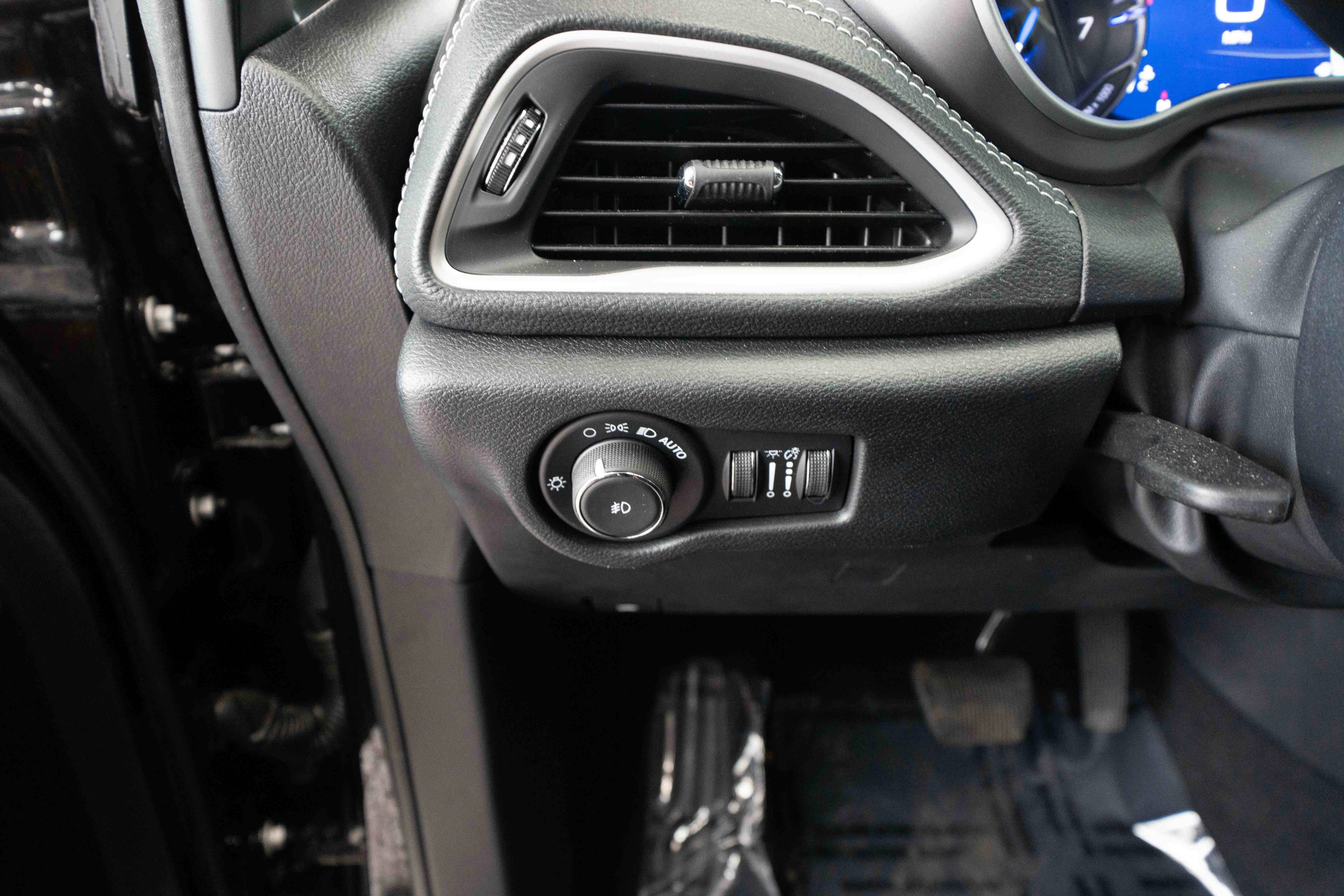 Used 2025 Chrysler Pacifica Select image 11