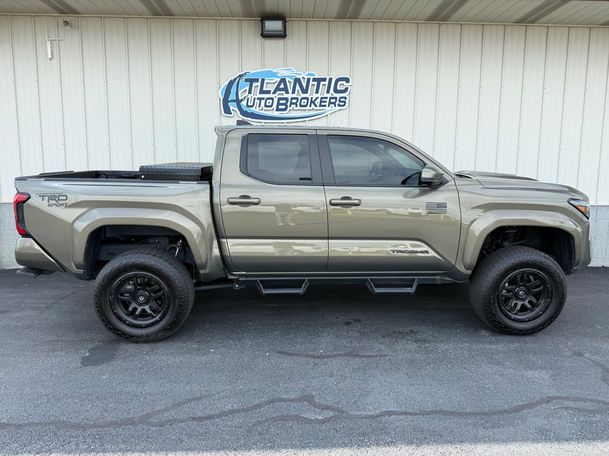 Used 2024 Toyota Tacoma TRD Sport w/ TRD Sport Premium Package AWD/4WD image 3