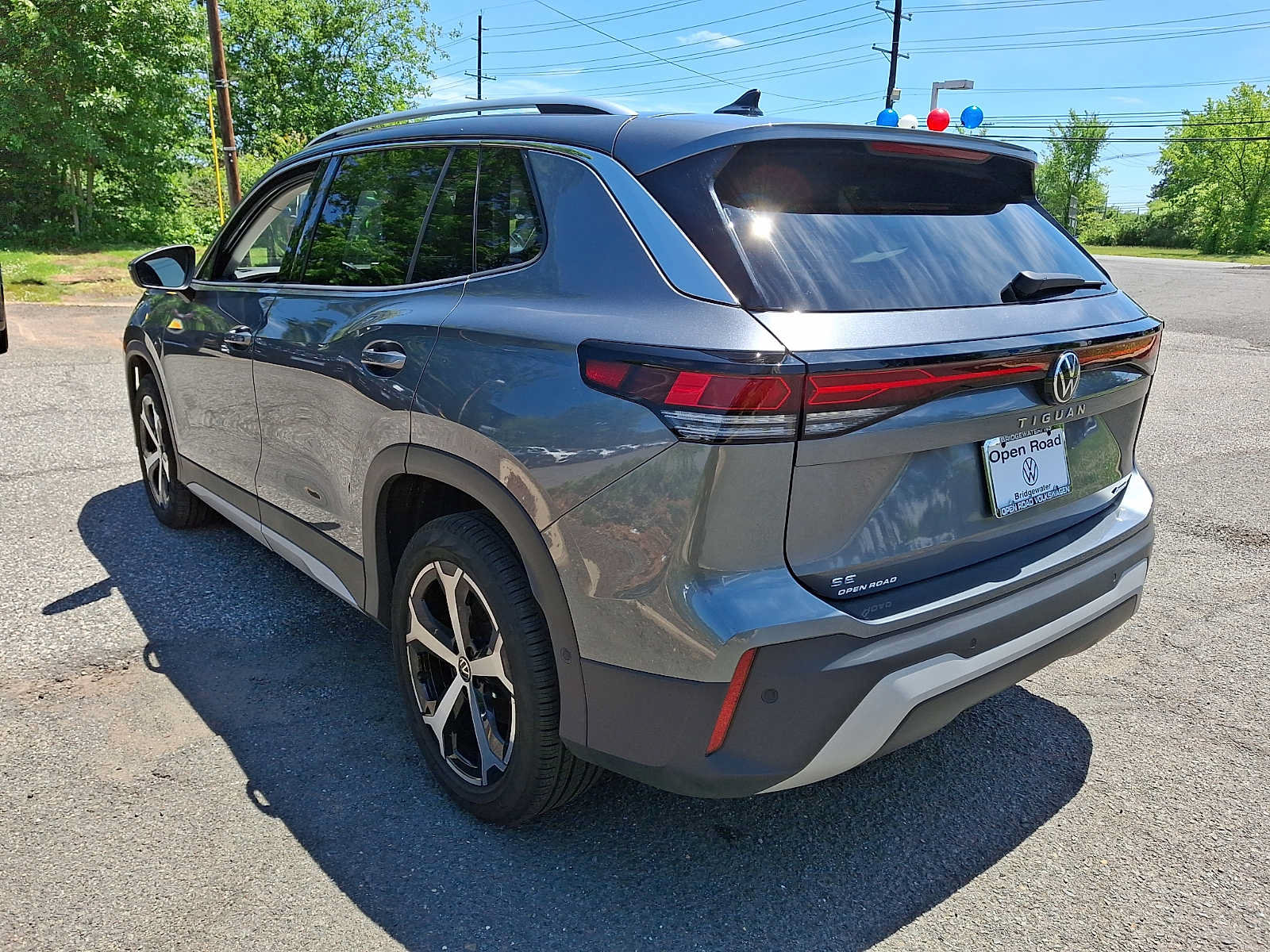 Used 2025 Volkswagen Tiguan SE w/ Panoramic Sunroof Package AWD/4WD image 4
