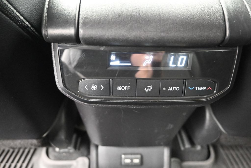 Used 2022 Toyota Highlander XLE AWD/4WD image 30