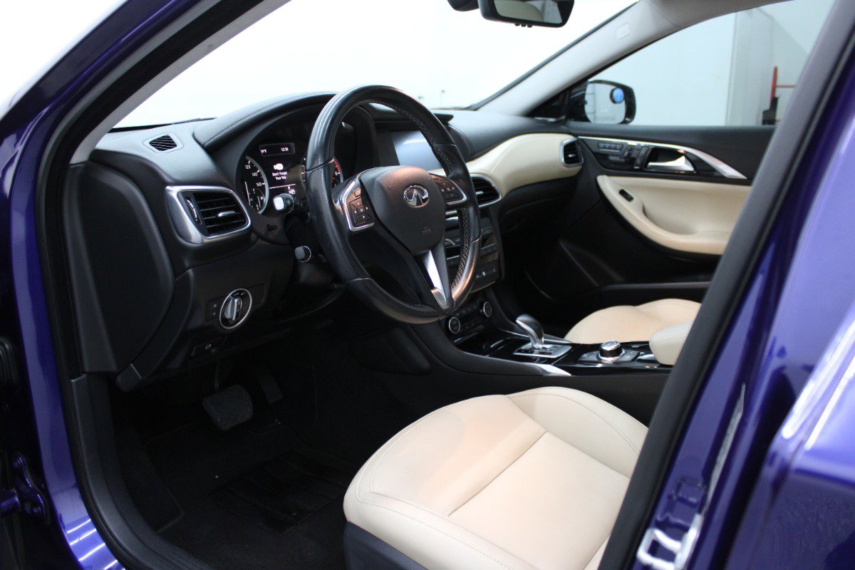 Used 2017 INFINITI QX30 Premium FWD image 7