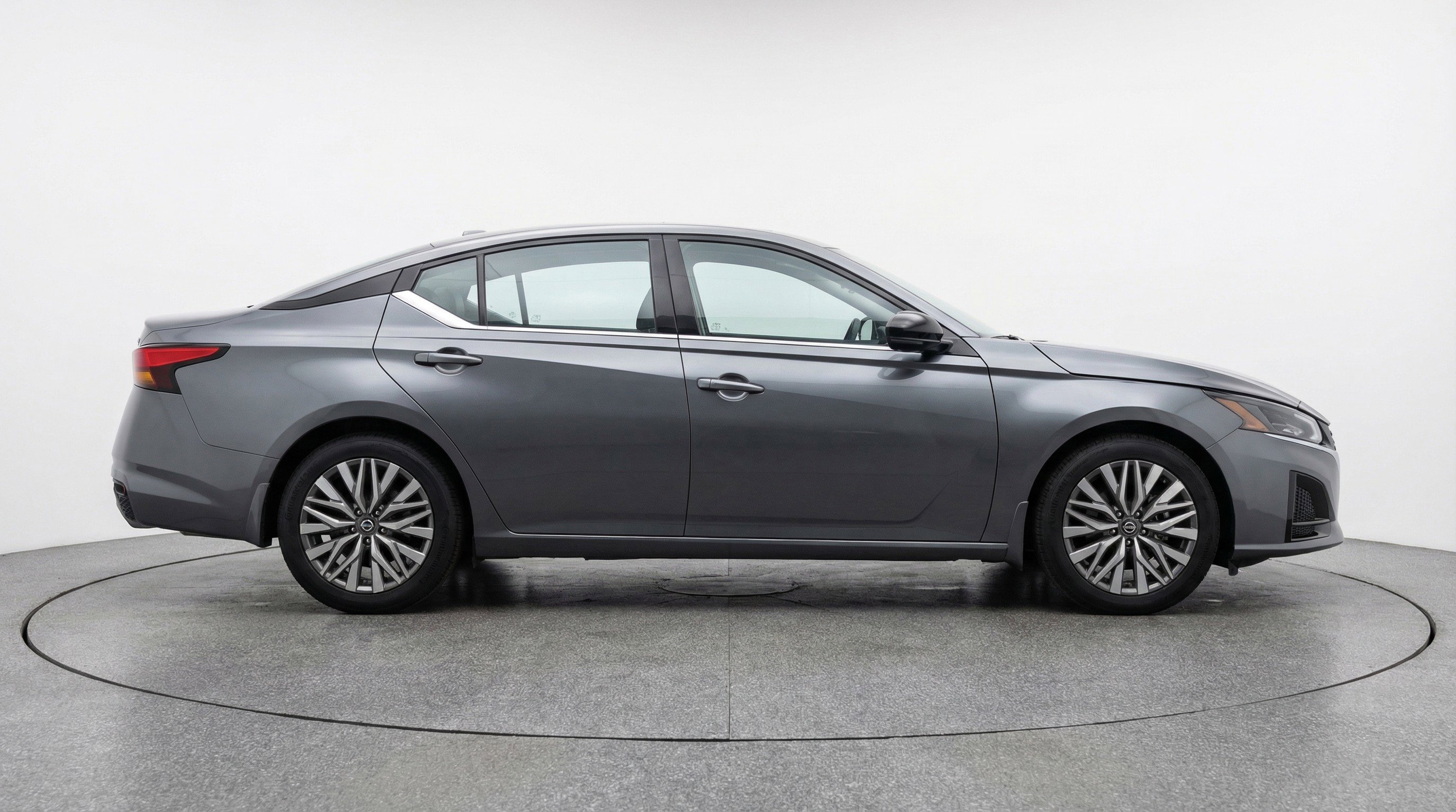 Used 2025 Nissan Altima 2.5 SV image 11