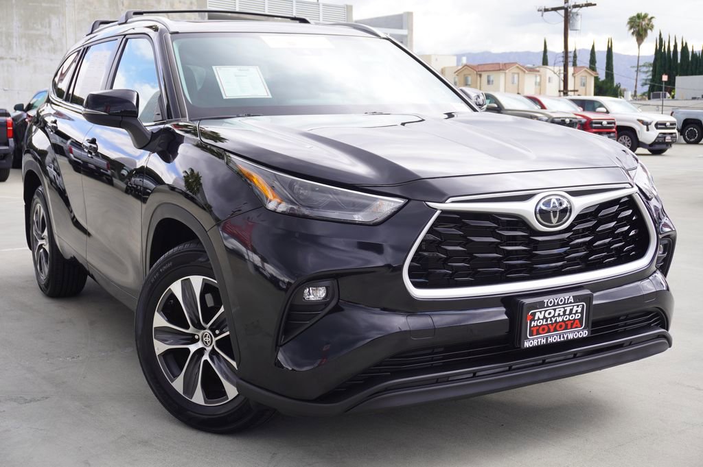 Certified 2024 Toyota Highlander XLE AWD/4WD image 2