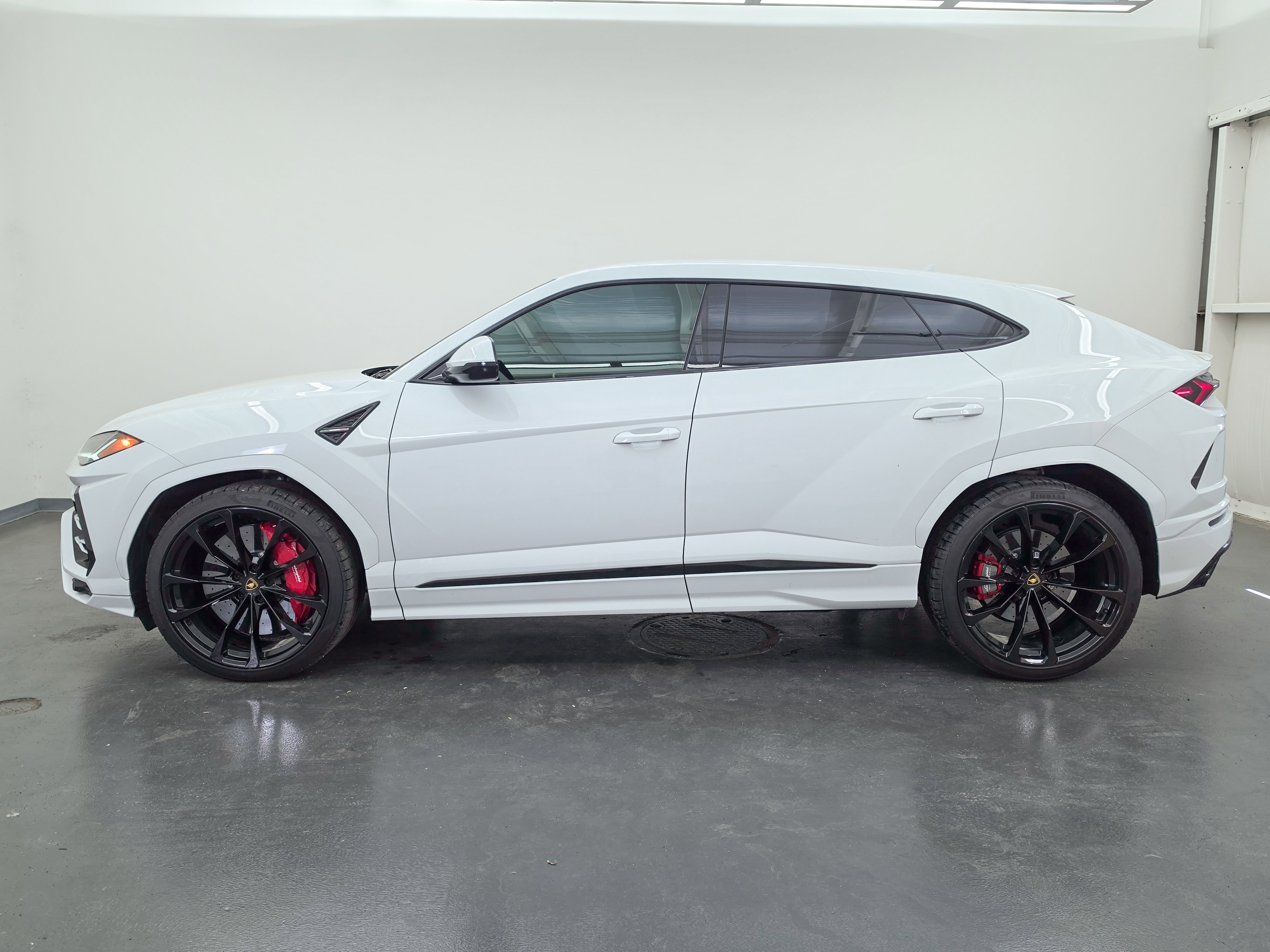 Used 2021 Lamborghini Urus AWD/4WD image 28