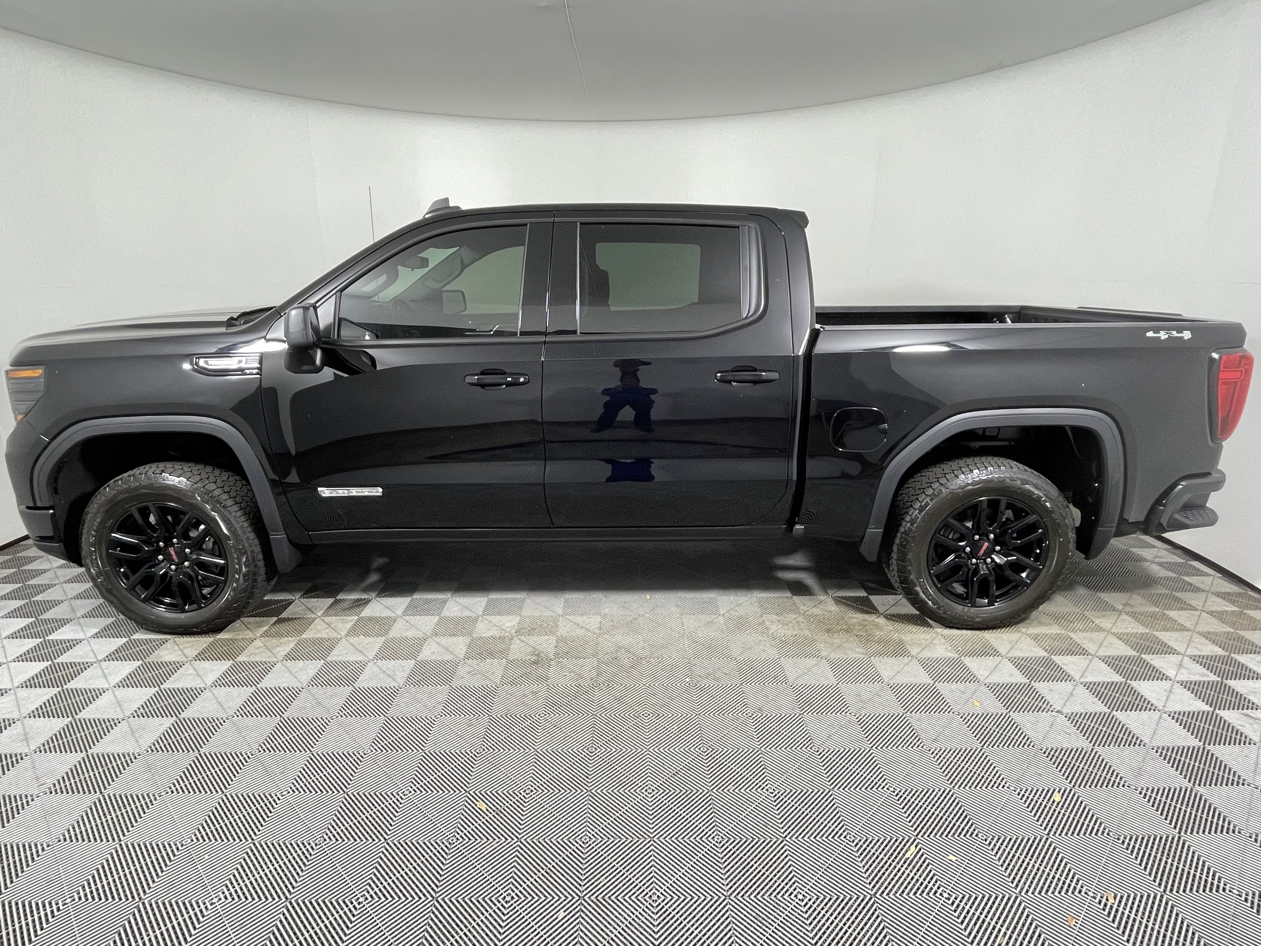 Used 2025 GMC Sierra 1500 Elevation image 2