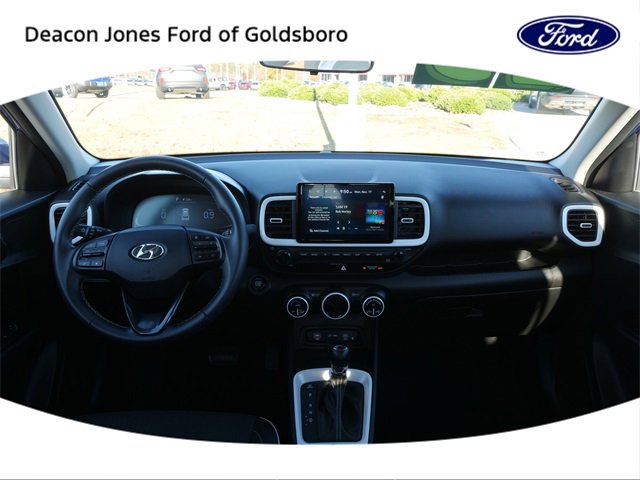 Used 2023 Hyundai Venue Limited image 18