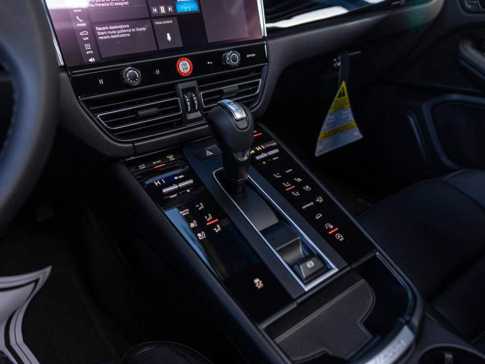 Certified 2026 Porsche Macan AWD/4WD image 30