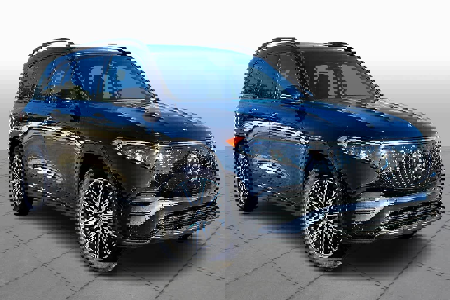 Used 2024 Mercedes-Benz EQB 350 4MATIC SUV image 2