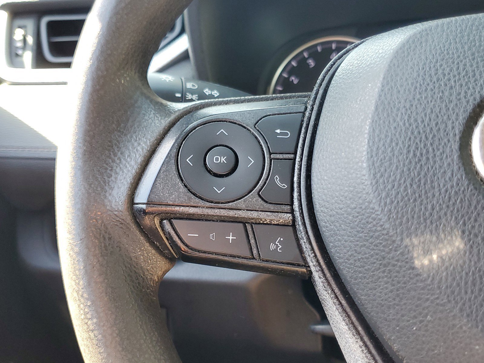 Used 2019 Toyota RAV4 LE FWD image 22