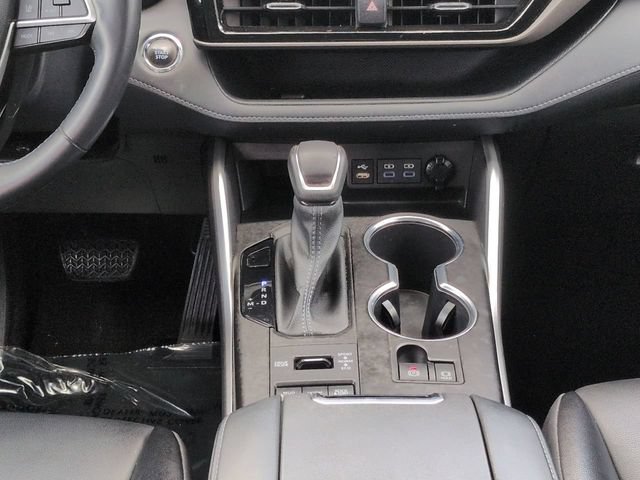 Used 2022 Toyota Highlander XLE AWD/4WD image 19