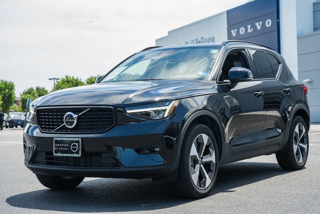 Certified 2025 Volvo XC40 B5 Plus AWD/4WD image 3
