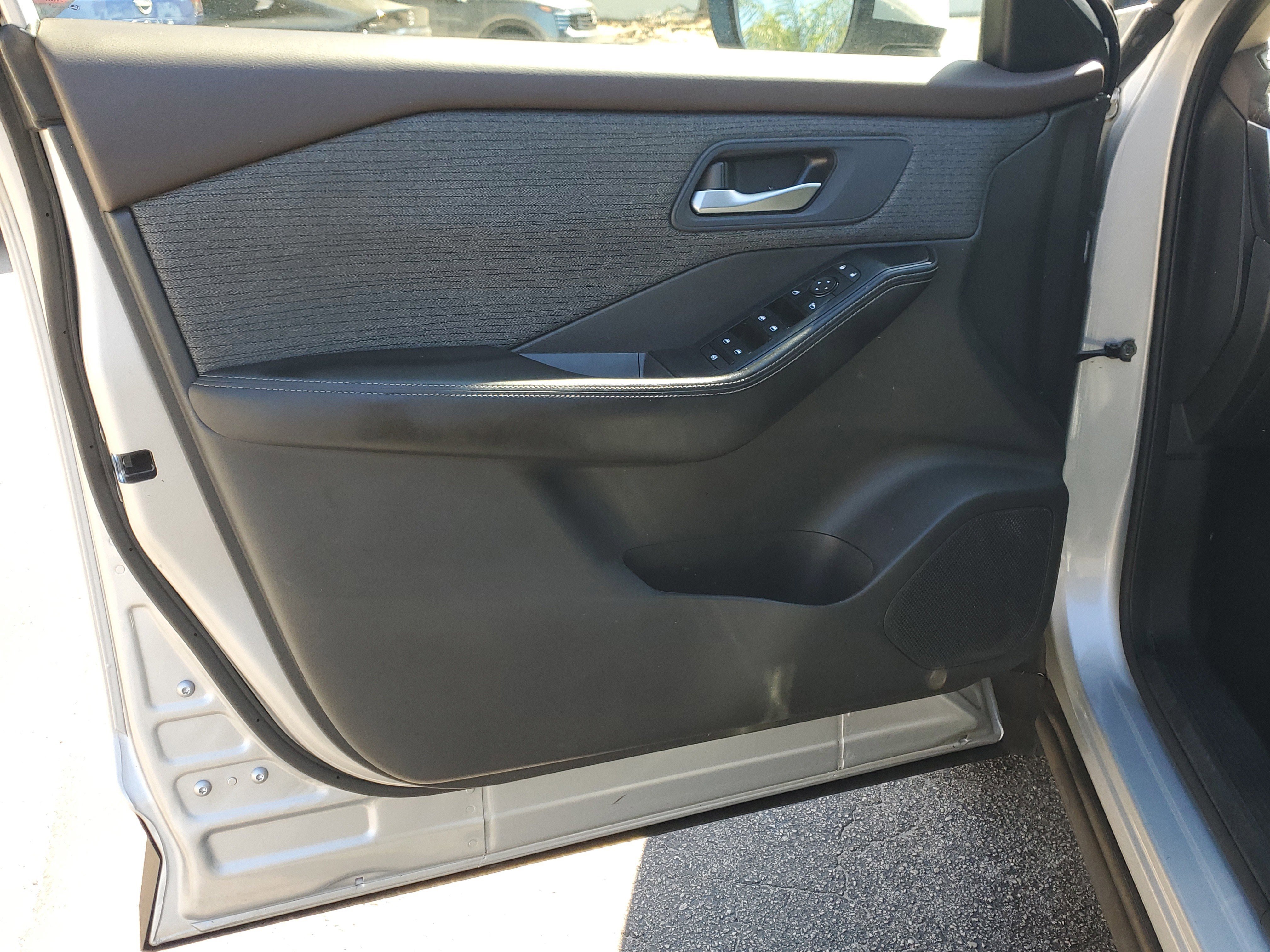 Used 2023 Nissan Rogue SV image 17