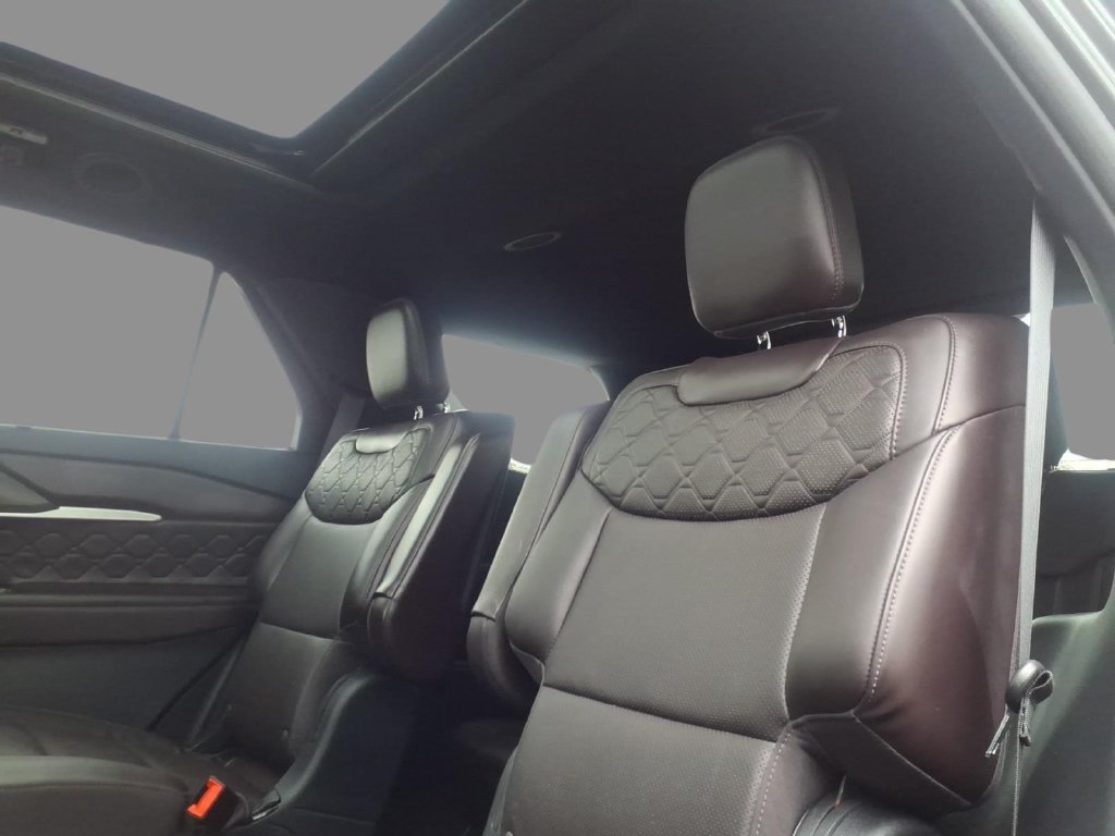 Used 2025 Ford Explorer Platinum w/ LUX Leather Package AWD/4WD image 17