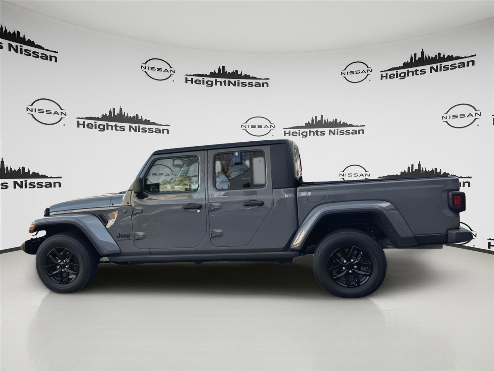 Used 2022 Jeep Gladiator Sport image 2