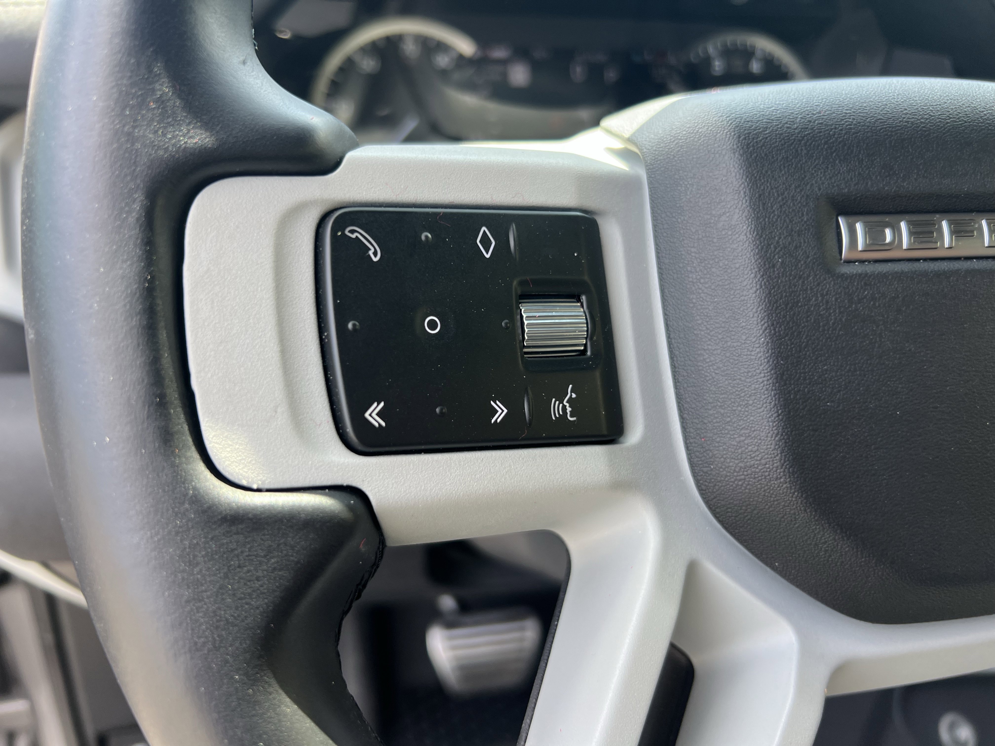 Certified 2023 Land Rover Defender 90 SE image 22