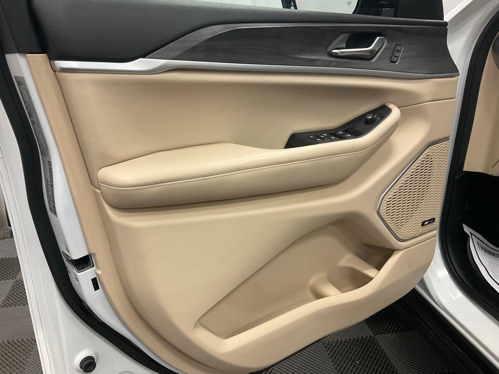 Used 2021 Jeep Grand Cherokee L Limited AWD/4WD image 10