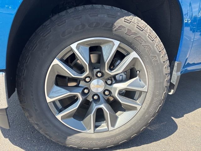 Used 2023 Chevrolet Silverado 1500 LT AWD/4WD image 3