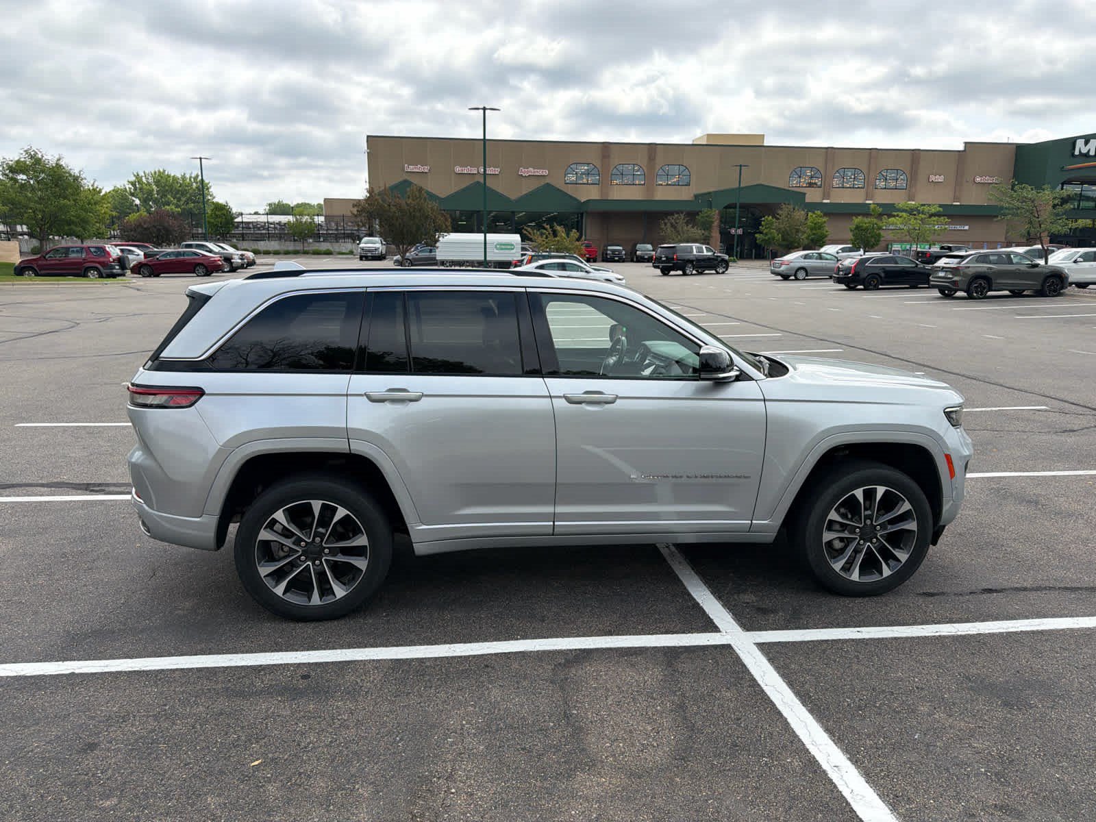 Used 2022 Jeep Grand Cherokee Overland w/ Luxury Tech Group IV AWD/4WD image 3